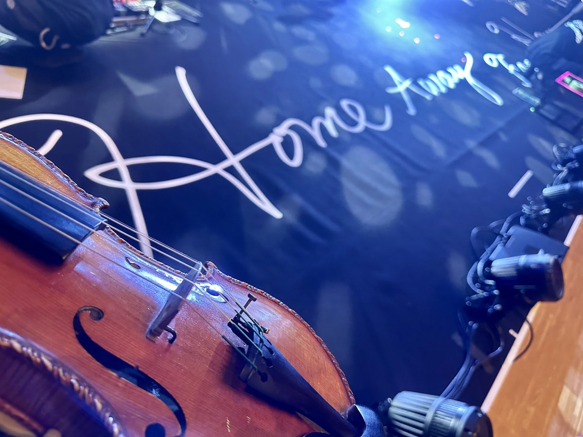 ごきげんようです☺︎
昨日は…✨
Sayaka Yamamoto Hall Tour 2025-26 "home away from home"
東京公演1日目でした🏠
#home_away_from_home

少しばかり久しぶりだったのでドキドキでしたが、やっぱりライブが始まったらアットホームな素敵空間💛
楽しすぎてあっという間のお時間でした🥰