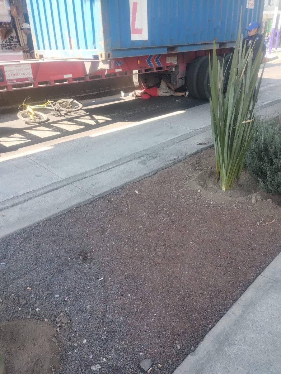 🟥 Un hombre pierde la vida trágicamente al ser arrollado por un trailer en Av. #Tláhuac casi esquina las torres en la alcaldía #Iztapalapa 🟥