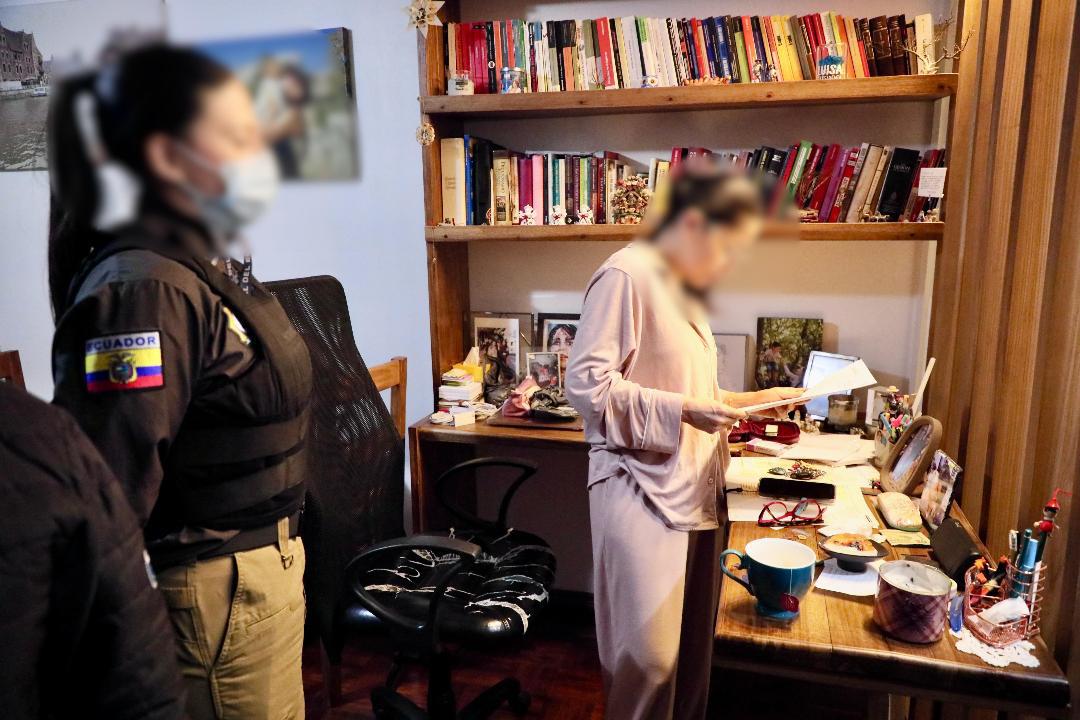 #URGENTE || La <a href="/FiscaliaEcuador/">Fiscalía Ecuador</a>  ejecuta allanamientos a 3 inmuebles en #Pichincha y uno en #Guayas, con el fin de recabar indicios relacionados con la investigación.  #CasoCajaChica  Junto con la <a href="/PoliciaEcuador/">Policía Ecuador</a>
