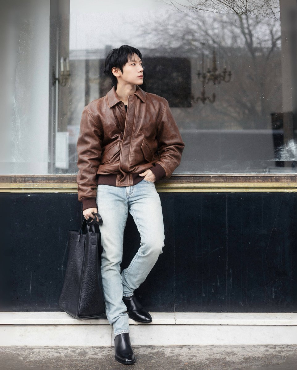 mintmag_th's tweet image. เท่โดนใจ! ส่องสตรีทสไตล์ของหนุ่ม ‘เตนล์’ แบรนด์แอมบาสเดอร์ของ Saint Laurent จัดเต็มลุคเท่ในเสื้อแจ็กเก็ตหนังแกะผิวเกรนสไตล์วินเทจ แมตช์กับกางเกงยีนส์ เสริมลุคด้วยกระเป๋าทรงโฮโบหนังผิวเกรนรุ่น Bold และรองเท้าบู๊ตเชลซีหนังเรียบรุ่น Wyatt ที่มาเติมความเท่ได้อย่างลงตัว 💚

TENLEE…