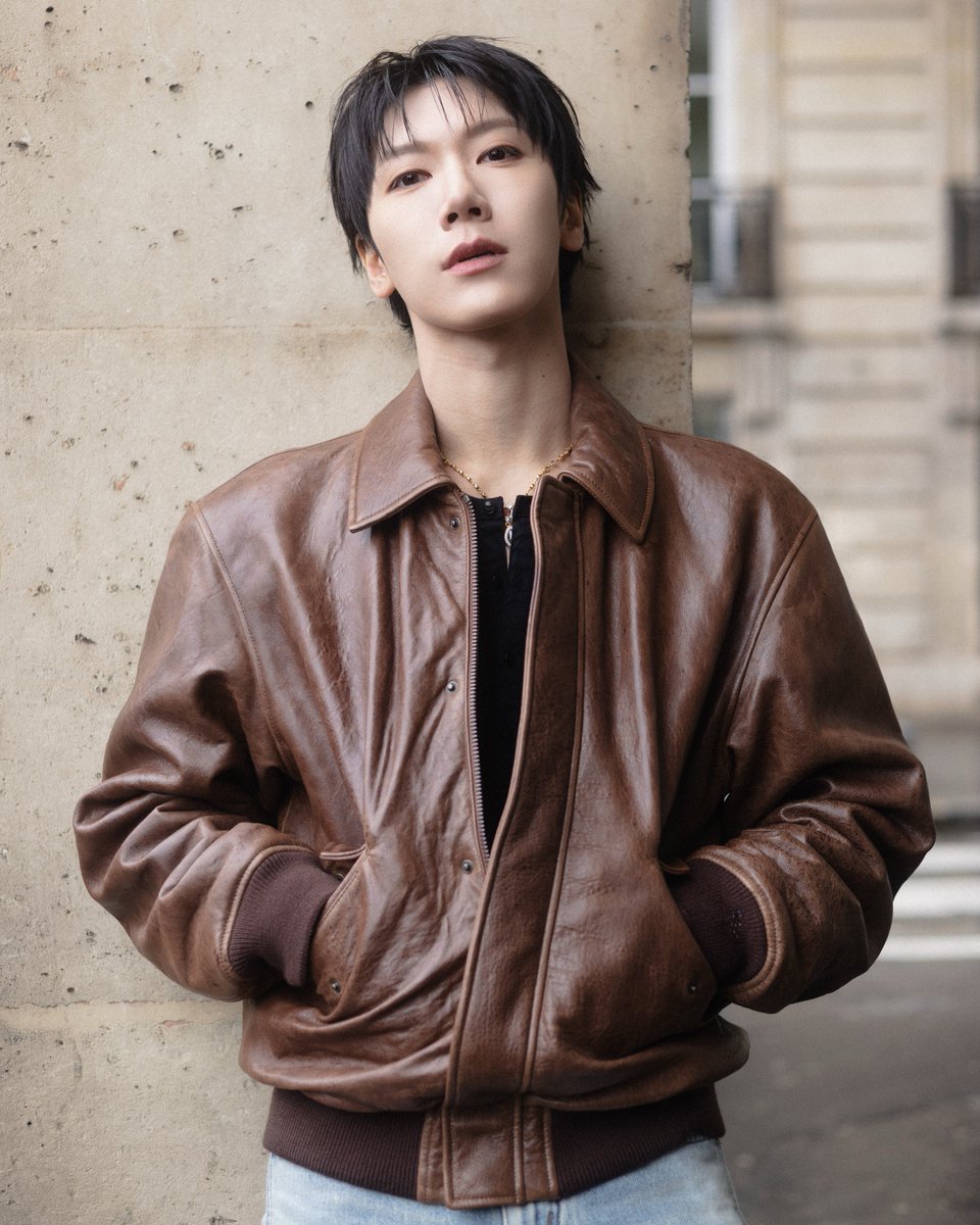 mintmag_th's tweet image. เท่โดนใจ! ส่องสตรีทสไตล์ของหนุ่ม ‘เตนล์’ แบรนด์แอมบาสเดอร์ของ Saint Laurent จัดเต็มลุคเท่ในเสื้อแจ็กเก็ตหนังแกะผิวเกรนสไตล์วินเทจ แมตช์กับกางเกงยีนส์ เสริมลุคด้วยกระเป๋าทรงโฮโบหนังผิวเกรนรุ่น Bold และรองเท้าบู๊ตเชลซีหนังเรียบรุ่น Wyatt ที่มาเติมความเท่ได้อย่างลงตัว 💚

TENLEE…