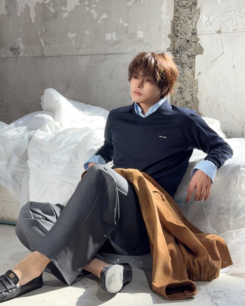 leoscbd's tweet image. Kok bisa ya anjir... he looks like an art, yang ditaruh paling tengah museum, penuh cahaya disorot ke dia, all the focus on him, people adoring him, saying how gorgeous, how pretty, the most expensive art yang ga bisa dibayar dengan apapun