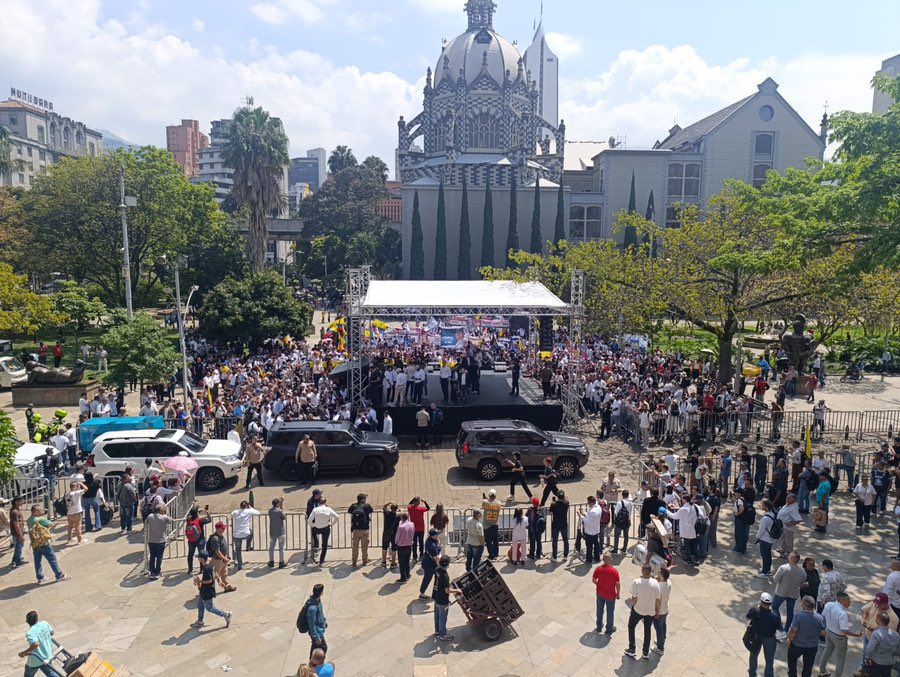 nometiente2's tweet image. Petro en Medellín hace menos de un año Vs. De la Espriella hoy en plena campaña.

Niveles de Niveles.