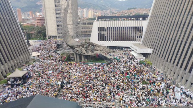 nometiente2's tweet image. Petro en Medellín hace menos de un año Vs. De la Espriella hoy en plena campaña.

Niveles de Niveles.