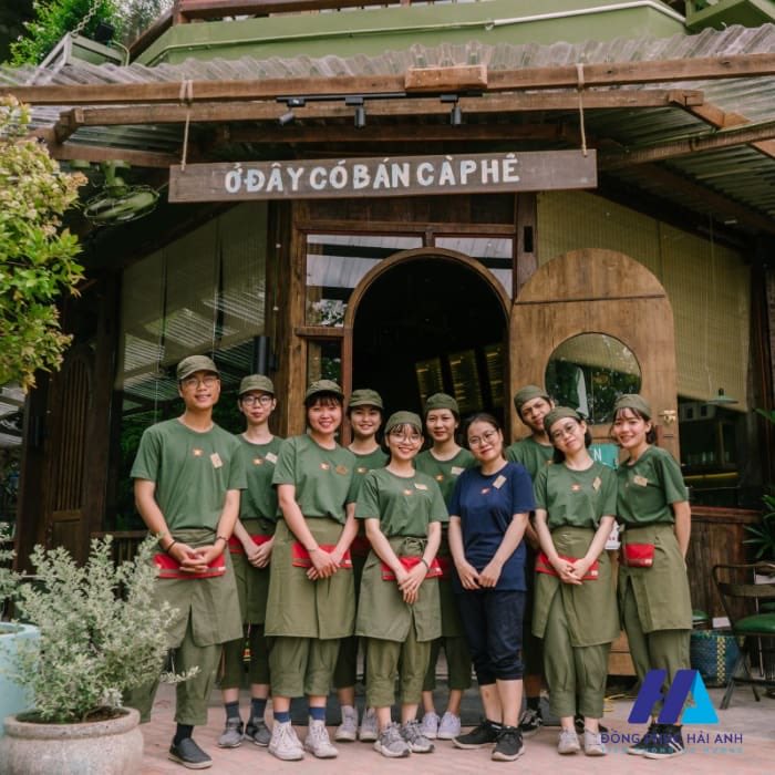 ベトナム🇻🇳には【CONG CAPHE】という、昔のベトナムの古さや素朴さをテーマにした大人気のカフェがあって

制服もこんな感じで、それをイマドキの若いスタッフが"あえて"の着こなしがオシャレで可愛いのだけど