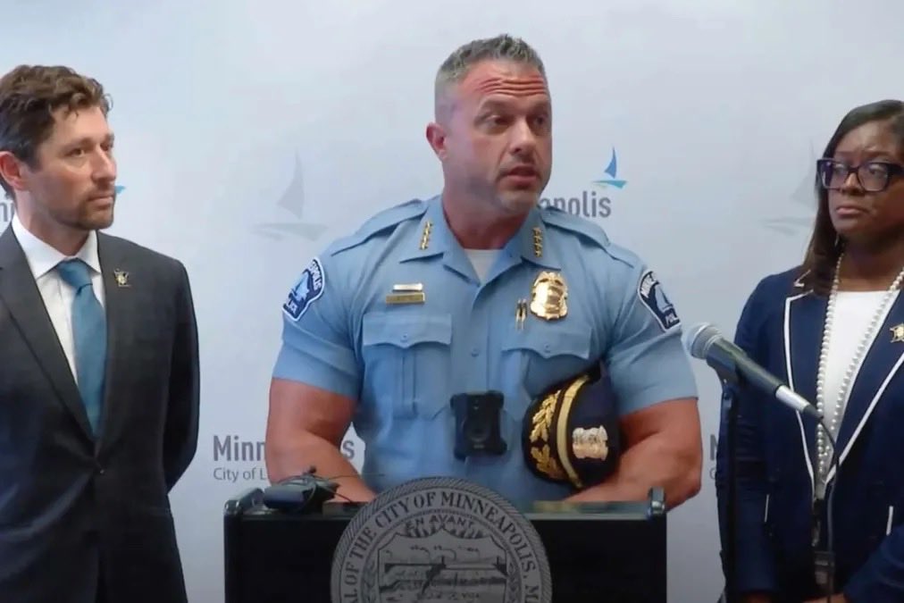 Minneapolis Police Chief Brian O'Hara told his officers that they have a DUTY to intervene if they see ICE committing crimes and will be FIRED if they don't. 

Who else agree with Chief O'Hara 🤚🏽