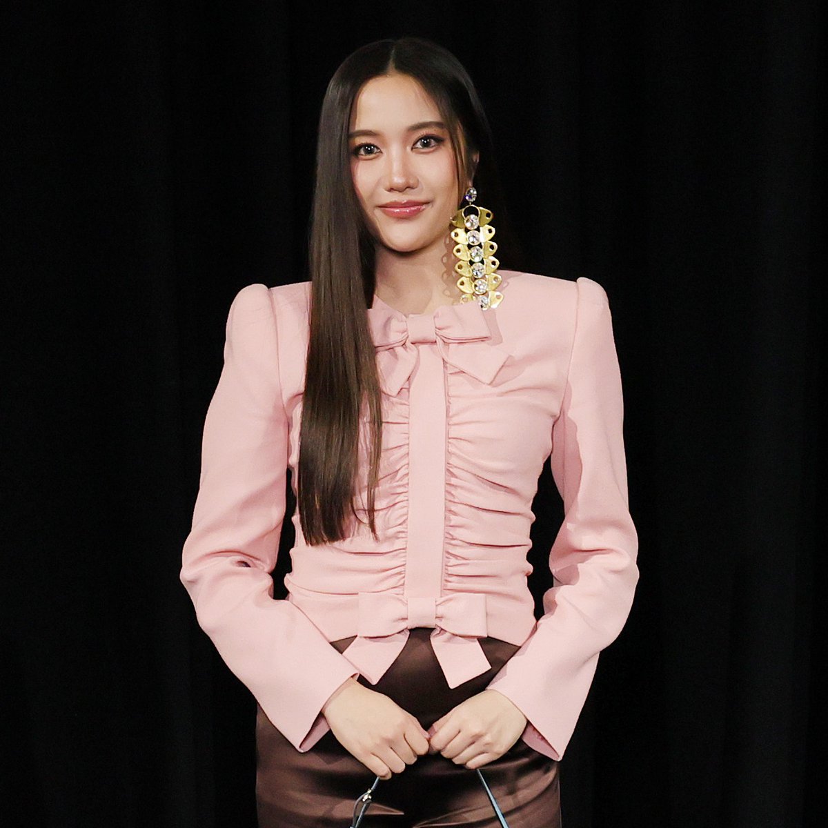 mintmag_th's tweet photo. เจิดจรัส! ส่องฟร้อนท์โรว์ลุคของสาว #ฟรีนสโรชา Brand Ambassador ของ Maison Valentino บินลัดฟ้าร่วมชมโชว์ Valentino "Specula Mundi" Haute Couture 2026 ที่จัดขึ้นเมื่อค่ำคืนที่ผ่านมา ณ กรุงปารีส ประเทศฝรั่งเศส ผลงานการออกแบบโอต์ กูตูร์ ครั้งที่ 2 อเลสซานโดร มิเคเล่ 💚

#MaisonValentinoHC26XFreen
#srchafreen
#ValentinoSpeculaMundi
#ValentinoGaravani
#MintNews
