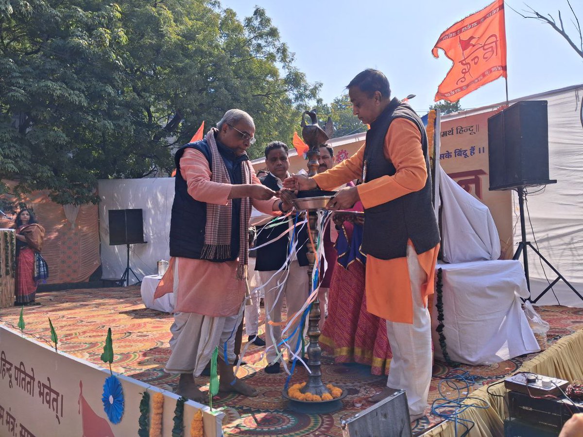 HJS_Delhi's tweet image. 'स्वबोध' और 'शत्रुबोध' जाग्रत करें!🚩
न्यू अशोक नगर #Delhi में आयोजित विराट हिन्दू सम्मेलन में @hjsdrpingale जी ने हिंदुओं को संगठित होने और अपनी गौरवशाली संस्कृति के संरक्षण का संदेश दिया।
अपनी संस्कृति बचाएं, राष्ट्र बचाएं! 🏹
@HinduJagrutiOrg #HinduUnity #HinduSammelan