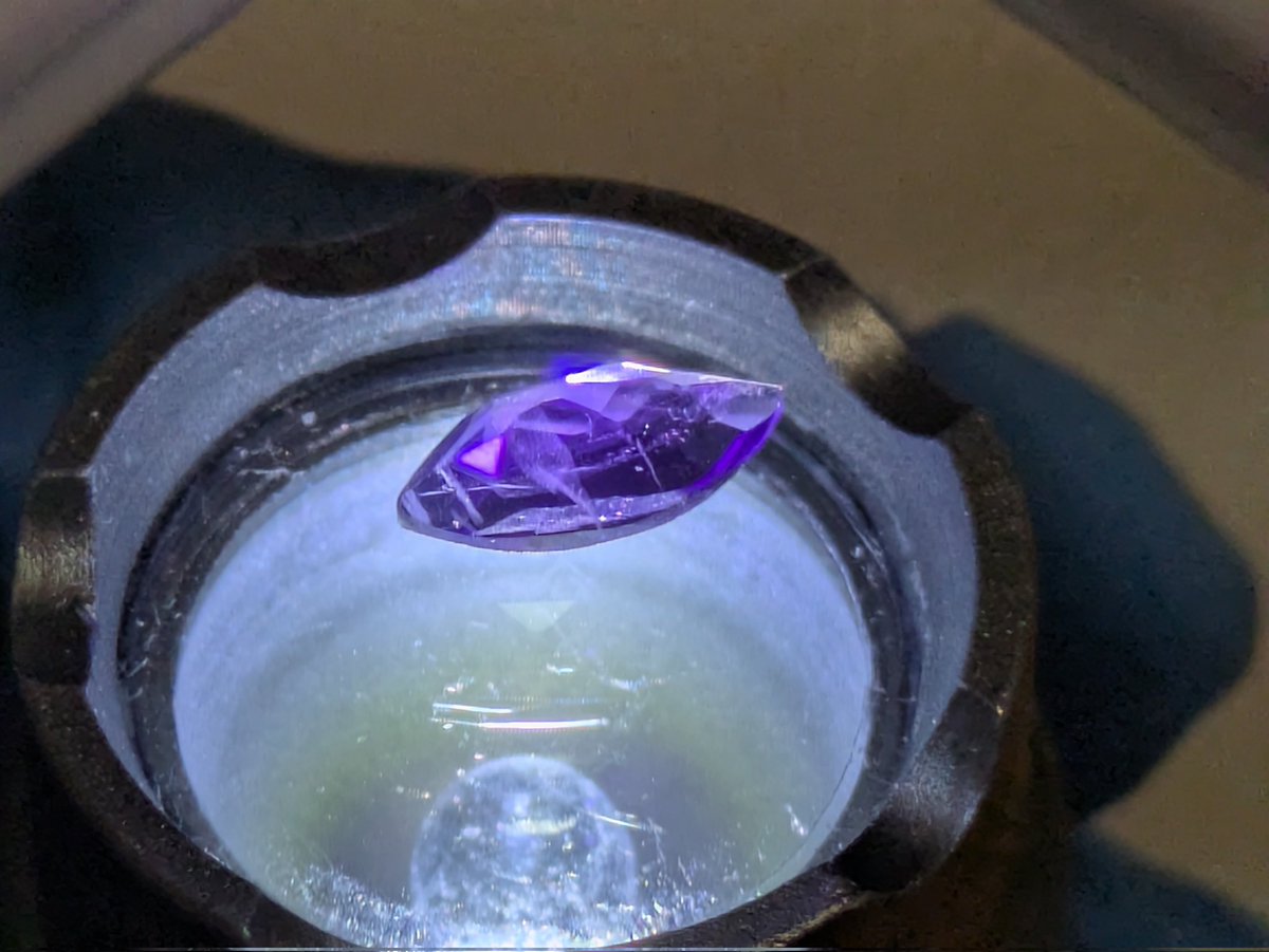 1213Mn's tweet photo. アメジスト(アメシスト)Amethyst,紫水晶,紫石英,長時間日光(紫外線)にあてると退色する．また加熱すると黄色になり名称が「シトリン」となる.またガンマ線や熱を当てると緑色の「プラシオライト(グリーンアメシスト)」となる。
きれいでおもろいやん🤭 https://t.co/FVUJFAMJXF