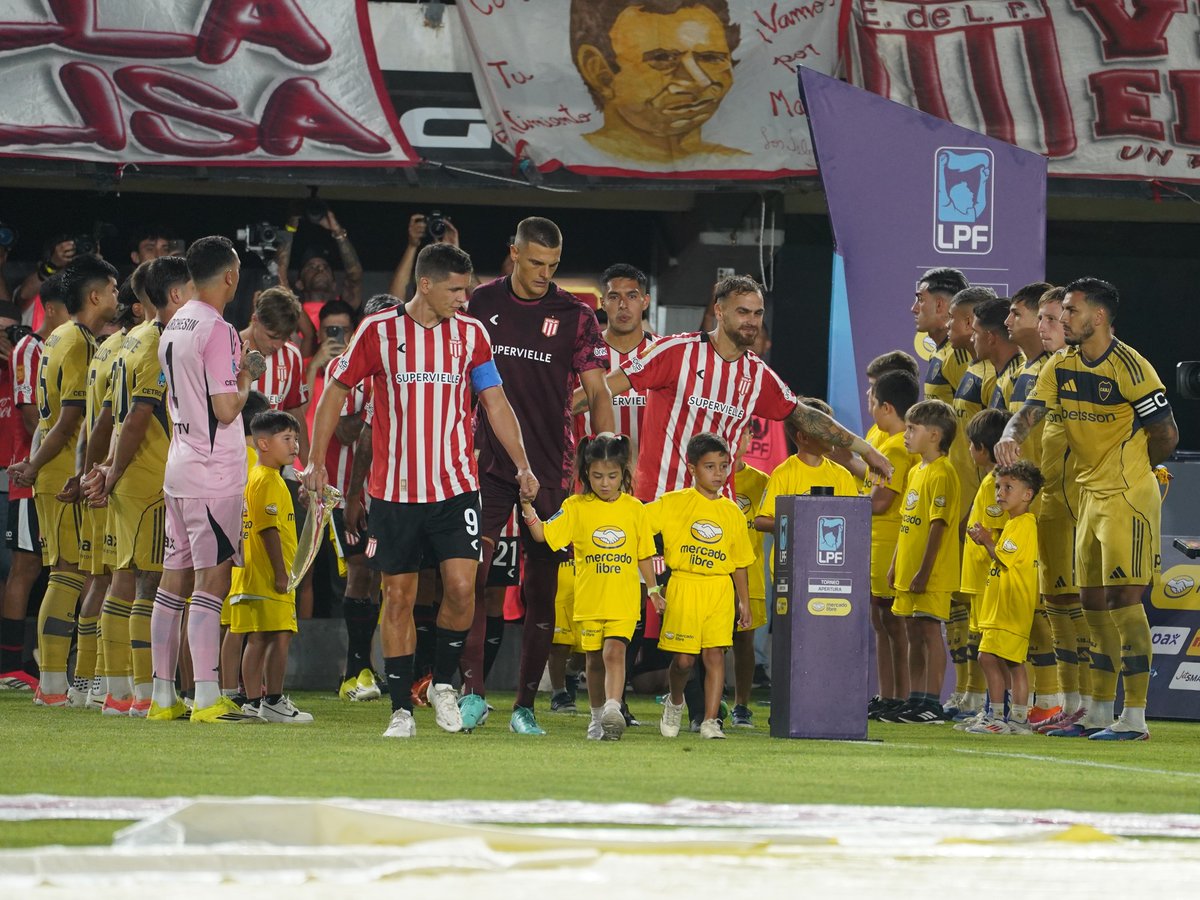 Nos obligaron a hacer un pasillo para humillarnos. Inventaron durante el partido un reglamento retroactivo para suspendernos.Lo tuvieron que aplicar legalmente por primera vez contra nosotros. Nunca mas quieran humillar a Estudiantes de La Plata porque se irán humillados. #EDLP