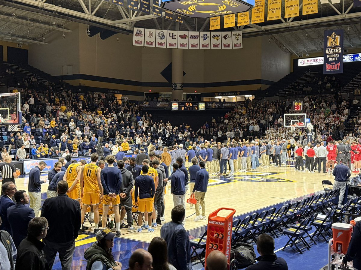 JamesComer's tweet image. Watched an impressive Murray St 🏀 team play Illinois St at the @CFSBCenter. The MSU Racer ⚾️ team was honored at half for making it to the College World Series. #KY1