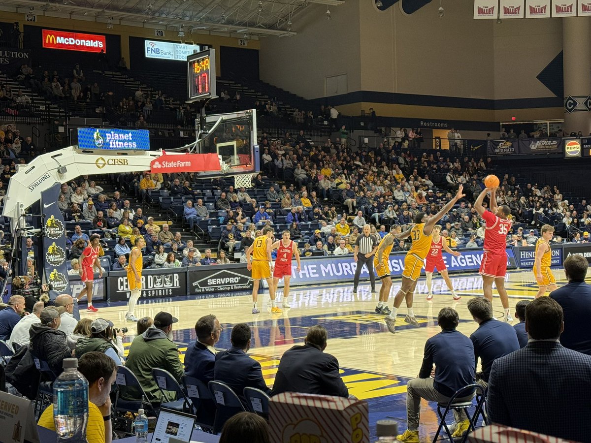JamesComer's tweet image. Watched an impressive Murray St 🏀 team play Illinois St at the @CFSBCenter. The MSU Racer ⚾️ team was honored at half for making it to the College World Series. #KY1