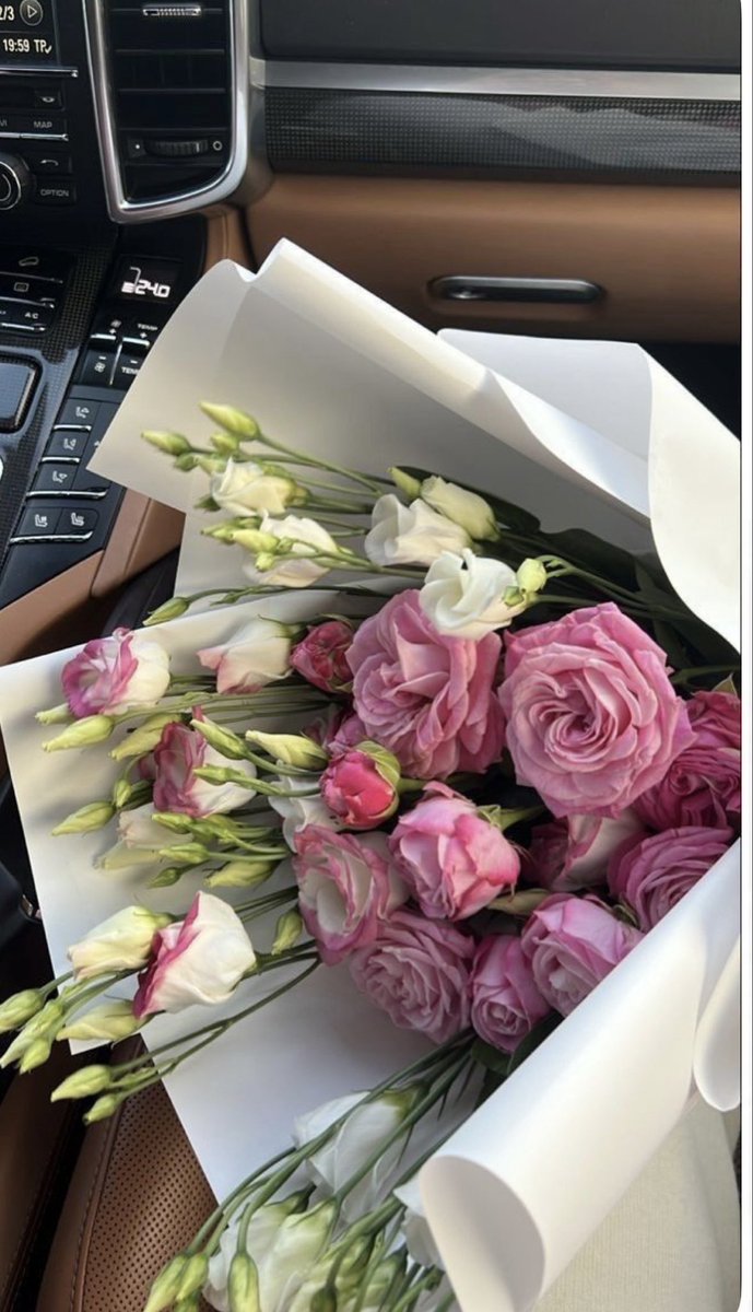 #صباح الورد
يولد العقل كصفحة بيضاء، تأتي التجربة لتنقش عليها ما تشاء.. ...