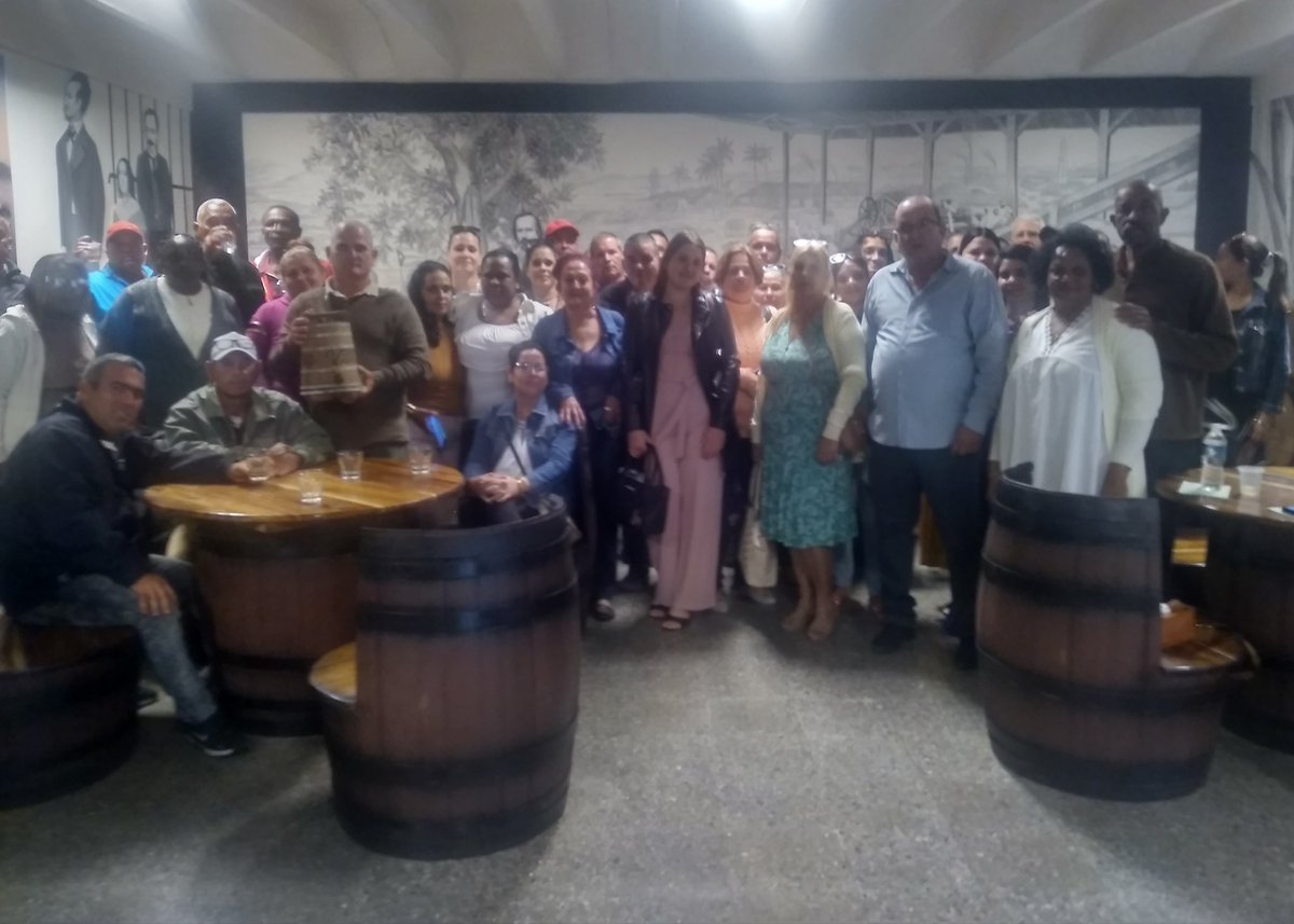 Este 28 de enero, por el natalicio de nuestro José Martí, se hizo recorrido por el <a href="/CncaAzcuba/">Centro Nacional de Capacitación Azucarera CNCA</a> de los trabajadores y directivos de la <a href="/EAA/">EAA</a> Hector Molina, de San Nicolás, #Mayabeque, y firma del Código de Ética por sus cuadros y auditores. #CNCA #Azucareros #Cuba #100AñosConFidel