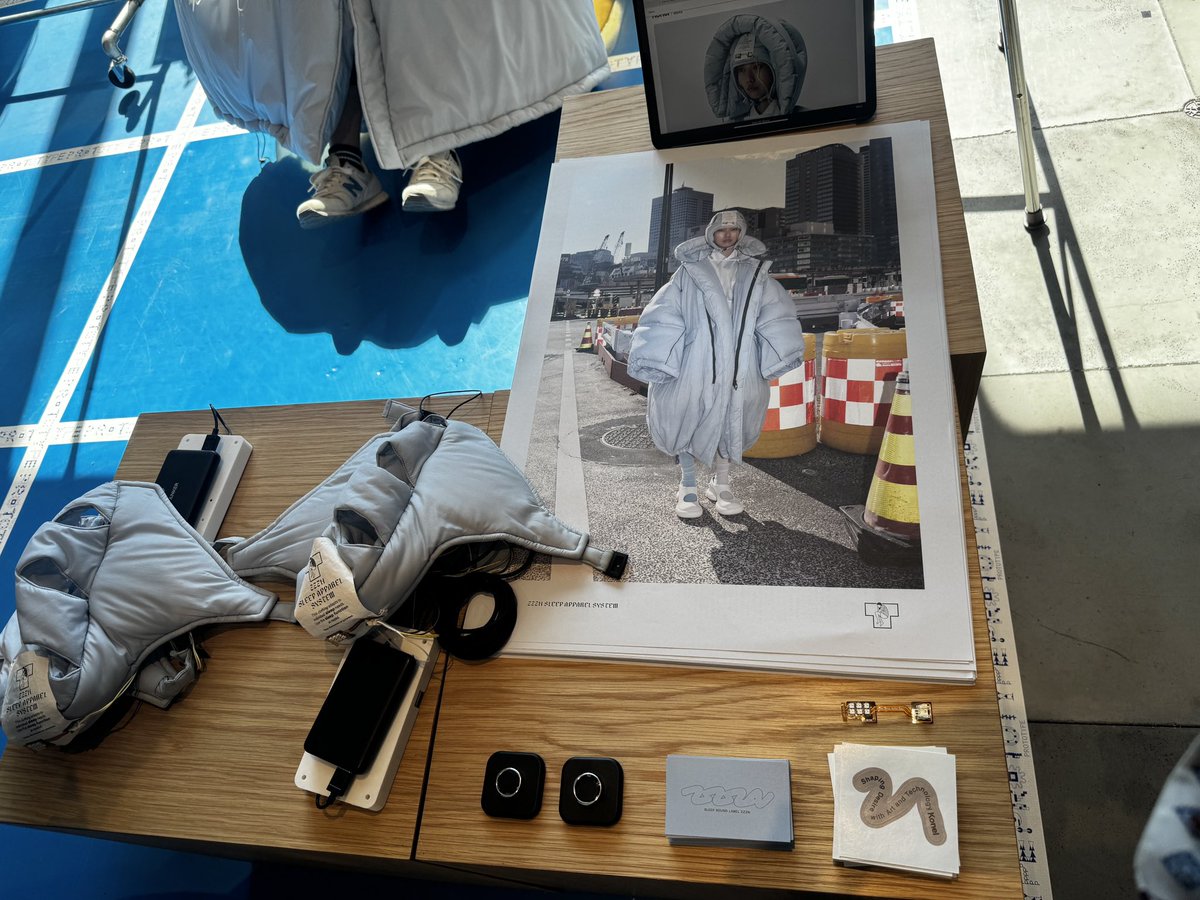 Seina's tweet image. 今日みたいな寒い日はKonel(@hellokonel )のZZZN SLEEP APPAREL SYSTEMの体感に相応しい。眠りの持ち運びとか難しいこと以前に「着ると気持ちいい」。ファッションとしてとても素敵なのでぜひ着てみて。来て椅子も座って。最高に気持ちいいから。でも寝ないでね。#TOKYOPROTOTYPE