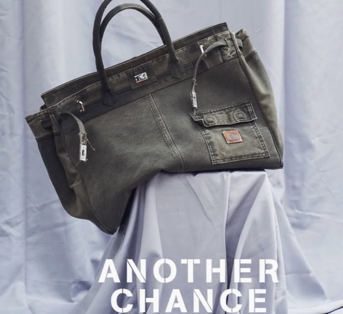 칼하트가 만든 버킨백.
이 버킨백엔 화장품 파우치가 아닌 노트북이나 연장,도구들을 담고 싶네요.