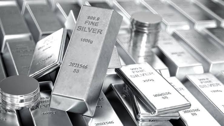 🚨 Price of 1 kg of Silver in India. 

2000 - Rs 7,900
2010 - Rs 27,225
2020 - Rs 63,435
2026 - Rs 3,50,000 🙏