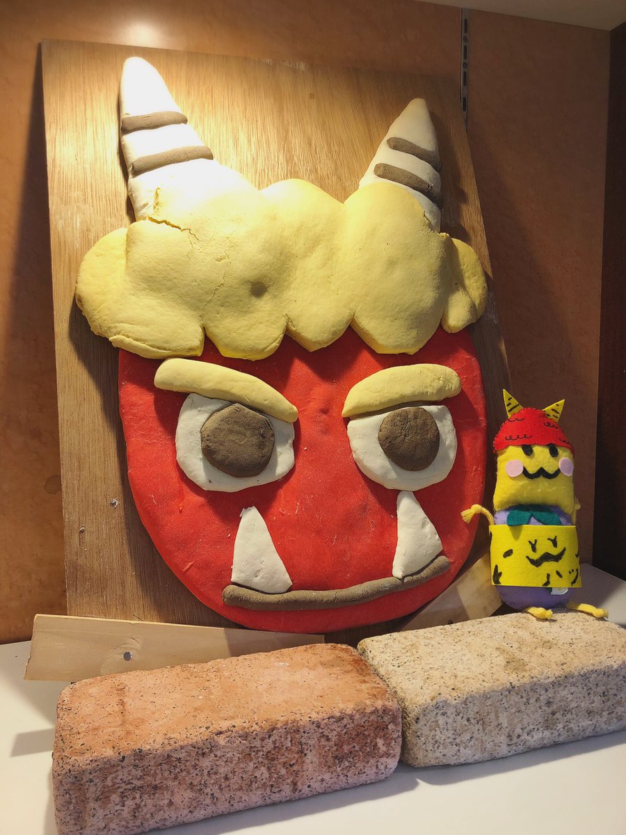 もうすぐ節分ですね！👹
中央店では 特大鬼パン が展示中です！
節分衣装のハッチーと一緒に📸！