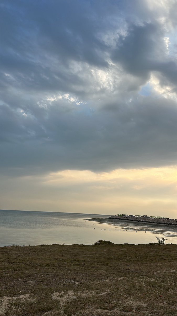 ماعذرَب الؤلؤ مدَى الاعماق 
لا صرت عارف ياغالِي الاثمَان بحرك.