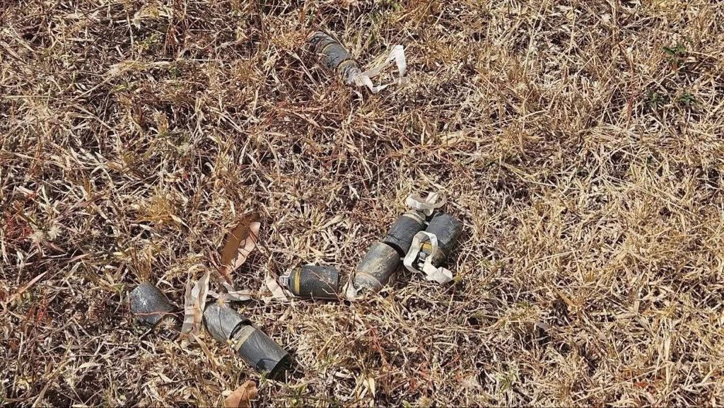 Rithea14's tweet photo. CMAC experts use shock absorber techniques to clear unexploded cluster bombs after Thai invasion in Banteay Meanchey province.
Thailand has invaded Cambodia. https://t.co/kjrMu9C5Z0