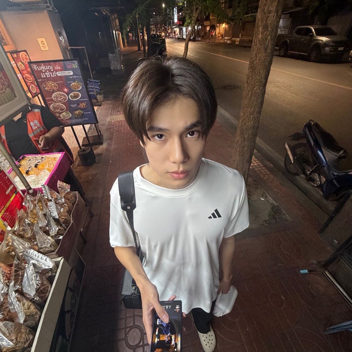 : มารอตั้งแต่เช้าแล้ว เธอถ่ายงานเสร็จยังครับ พี่พาพิ่เพิ่มมารอรับเธอด้วยนะ
: แล้วมึงให้ลูกขาดเรียนทำไม
: ……..
:พิ่ไม่เกี่ยว ท่านบอกว่าหยุดด๊าย