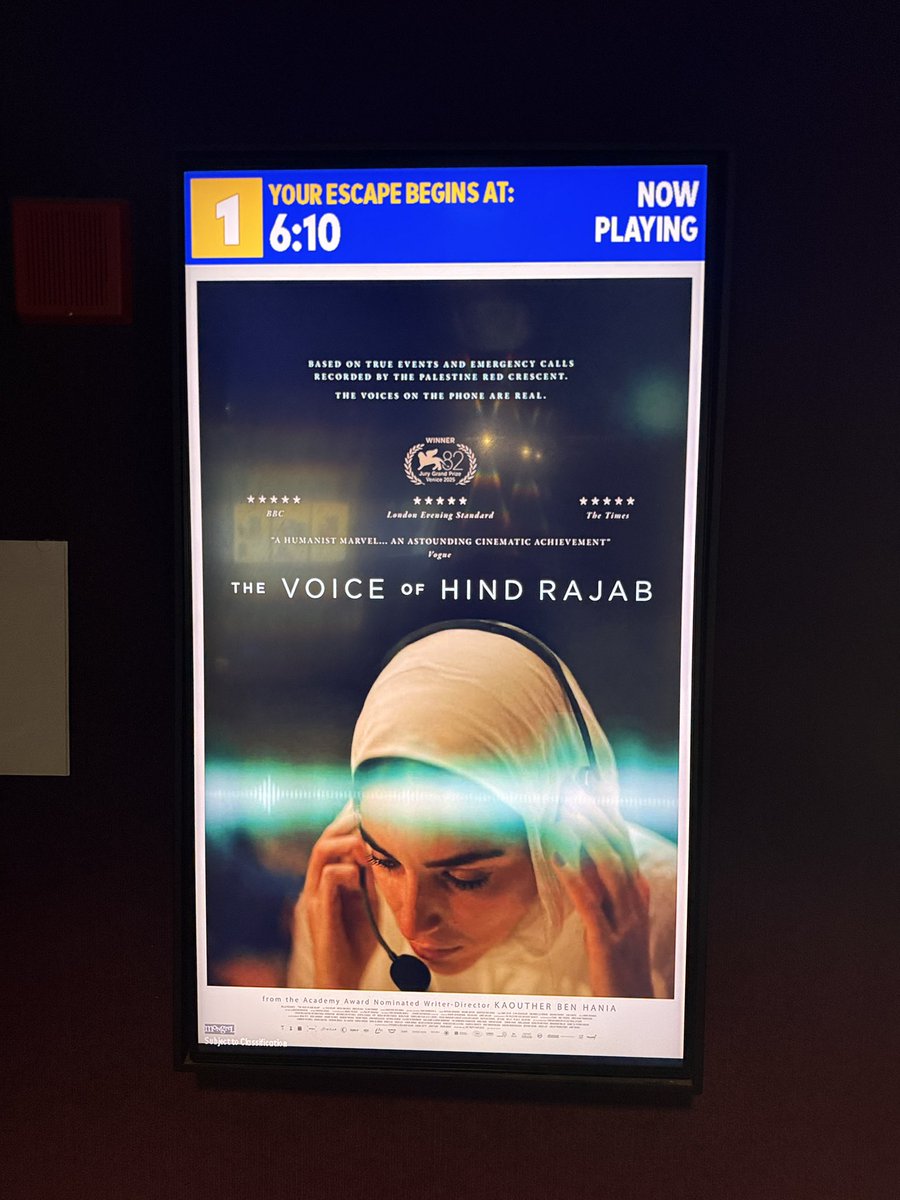 Abdelrrahman97's tweet photo. النهاردة اتفرجت على فيلم The voice of Hind Ragab " صوت هند رجب " من يوم ما انتشر الفويس  بتاع هند على السوشيال ميديا وقت ما أستشهدت وأنا مقدرتش أكمله ولا مرة، النهارده أول مرة أسمعه كامل. مش قادر أوصف إحساسي إيه تجاه الفيلم، كلام كتير مقدرش أقوله أترجم لدموع. الفيلم صعب و  الفويس صعب وطويل , وهي ياحبيبتي كانت  معاهم على التلفون خمس ساعات خمس ساعات كاملين بتواجه الموت وهما مش عارفين ينقذوها و الفيلم جايب الفويس الأصلى كله بصوتها  , فيلم ساعة ونص طول الفيلم كنت حاسس إني معاها في العربية وحاسس بكل حاجة حواليها خوفها وهي لوحدها نهار كامل وسط ٤ جثث في العربية وحواليها دبابات وجنود في كل مكان صوتها وهي خايفة وبتوصف اللي بيحصل حواليها وبتقول أنا لوحدي وخايفة ومفيش حد جنبي عمر وهو بيسألها مين معاكي بتقوله معي اهلي بس كلهم نايمين وعليهم دم  , ورعشة صوتها وهي بتقول الدنيا ليلت وأنا خايفة من الظلمة , الفيلم حقيقي صعب ومتعب نفسيًا بس الفيلم واللي حصل لهند ميجيبش ١٪ من اللي حصل لأهل غزة, كان في ٢ مليون هند بيحصل معاهم دا كل يوم واحنا كنا بنتفرج عليهم . 
الله يرحمك يا هند، الله يرحم كل شهداء فلسطين وكل أطفال فلسطين، الله يرحم أهل غزة كلهم حي وميت، ولعنة الله على الصهاينة اليهود  منهم والمسلمين , وربنا يغفر لنا تقصيرنا وخذلاننا ليهم رغم إنه ذنب لا يُغتفر، ربنا يرحمنها برحمته.