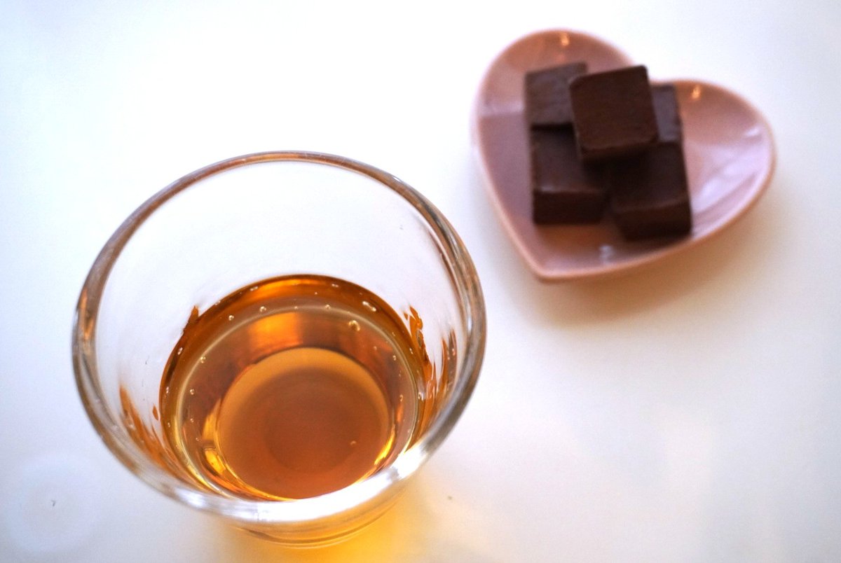 evanwilliamsjp's tweet photo. 生チョコをおともに飲む。グラスはいつもどおり🥃

#エヴァン・ウィリアムス
#バレンタイン https://t.co/qTJhKhBMfz