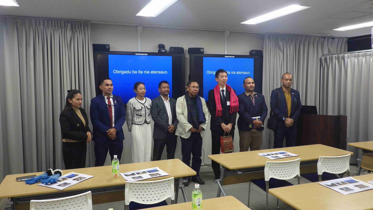 rokko_sabo's tweet photo. 令和8年1月16日に独立行政法人国際協力機構(JICA)が実施するプログラムの一環として、東ティモール国の公共事業省職員8名が六甲砂防事務所を来訪されました。六甲山地での過去の土砂災害と砂防事業の取り組み等を説明し、既存砂防堰堤の現地視察を行いました。
https://t.co/zdVGhjYrgL https://t.co/bsYBV4sbOF