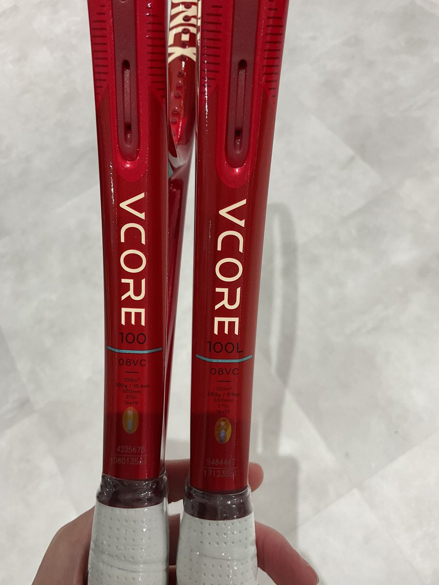 Artsports_Links's tweet photo. VCORE100,100L入荷しました。
ヨネックスの人気モデルであるVCOREシリーズの2026モデルが発売中です。
(100はグリップサイズ1と3のみ在庫あり。)
お問い合わせの多い商品となりますので気になる方はお早めに。
#vcore
#ヨネックス https://t.co/q0caeKYuPG