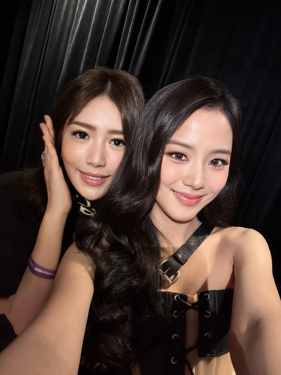 ForeverKimJisoo's tweet image. Karen Lor, founder of The K Jewelry, shares a special backstage moment with JISOO during BLACKPINK’s DEADLINE Tour in Hong Kong via Instagram.

"𝑻𝒉𝒂𝒏𝒌 𝒚𝒐𝒖, 𝒕𝒉𝒆 𝒔𝒘𝒆𝒆𝒕𝒆𝒔𝒕 𝒂𝒏𝒅 𝒃𝒆𝒂𝒖𝒕𝒊𝒇𝒖𝒍 𝑱𝑰𝑺𝑶𝑶!🌸💘..."