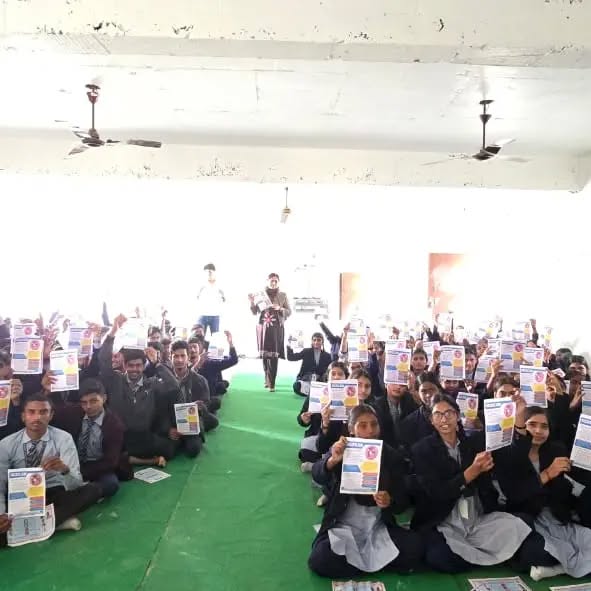 तंबाकू युवा अभियान के अंतर्गत पंडित सूर्य नारायण चतुर्वेदी इंटर कॉलेज में तंबाकू नियंत्रण  जागरूकता अभियान  का आयोजन किया गया, जिसमें छात्र-छात्राओं ने बढ़-चढ़कर हिस्सा लिया। बच्चों ने अपनी कला और ज्ञान के माध्यम से स्वास्थ्य जागरूकता का संदेश दिया।
District-Santkabir Nagar
