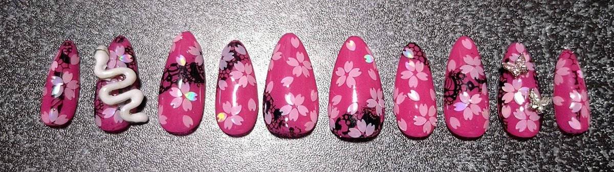 kotatumikan28's tweet image. ネイルホイルシート使ってネイル作るのようやく早く作れるようになってきた(&amp;gt;ω&amp;lt;)ノ🎵
ネイルパーツもそろそろアレンジしたい！と思ってへびちゃん🐍のネイルパーツに目ん玉ガン開き👀して細筆使って眼帯頑張って描いたみたwww
#龍が如く
#真島吾朗
#推しネイル