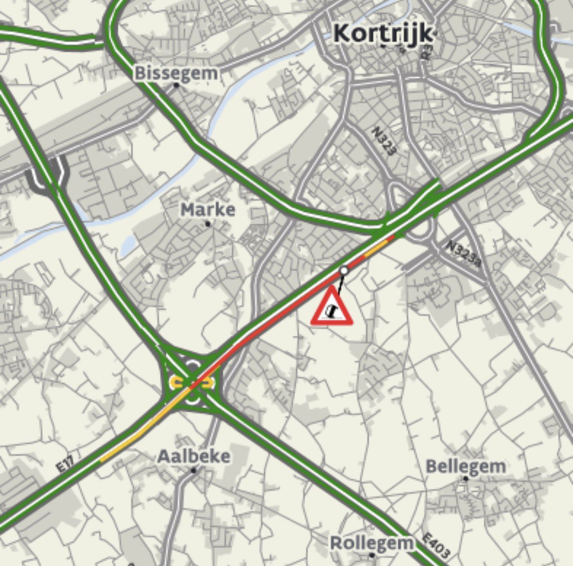 Op de #E17 van Frankrijk naar Gent staat sinds 5u een vrachtwagen in schaar bij Kortrijk-Zuid. Daardoor is de doorgang beperkt: op dit vroege uur al een halfuur stapvoets aanschuiven. Het is een complexe takeling. De hinder zal dus nog een tijdje duren.