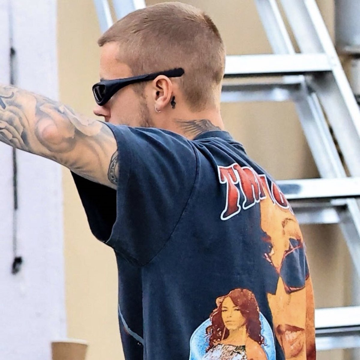 he’s growing his hair out 😻