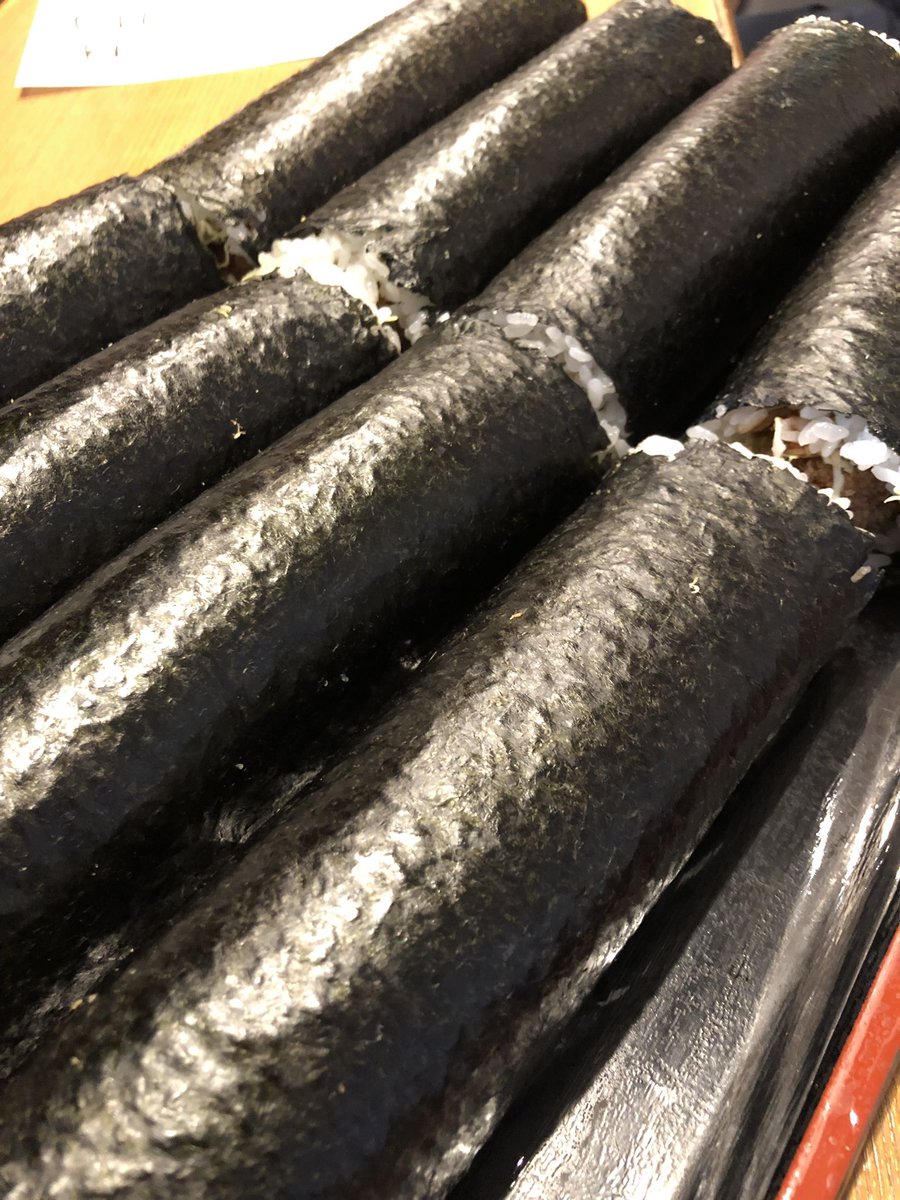 今年の節分は2月3日(火)ですね。

二条は定休日ですが今年も恵方巻きを作ります❗️
 
普段二条でお出ししているヒレカツと海老フライを恵方巻サイズに細長く整えて作った贅沢な恵方巻きですよ！

ご注文の受付は2月1日(日)の21時まで。

お電話かご来店の際にお願いします。