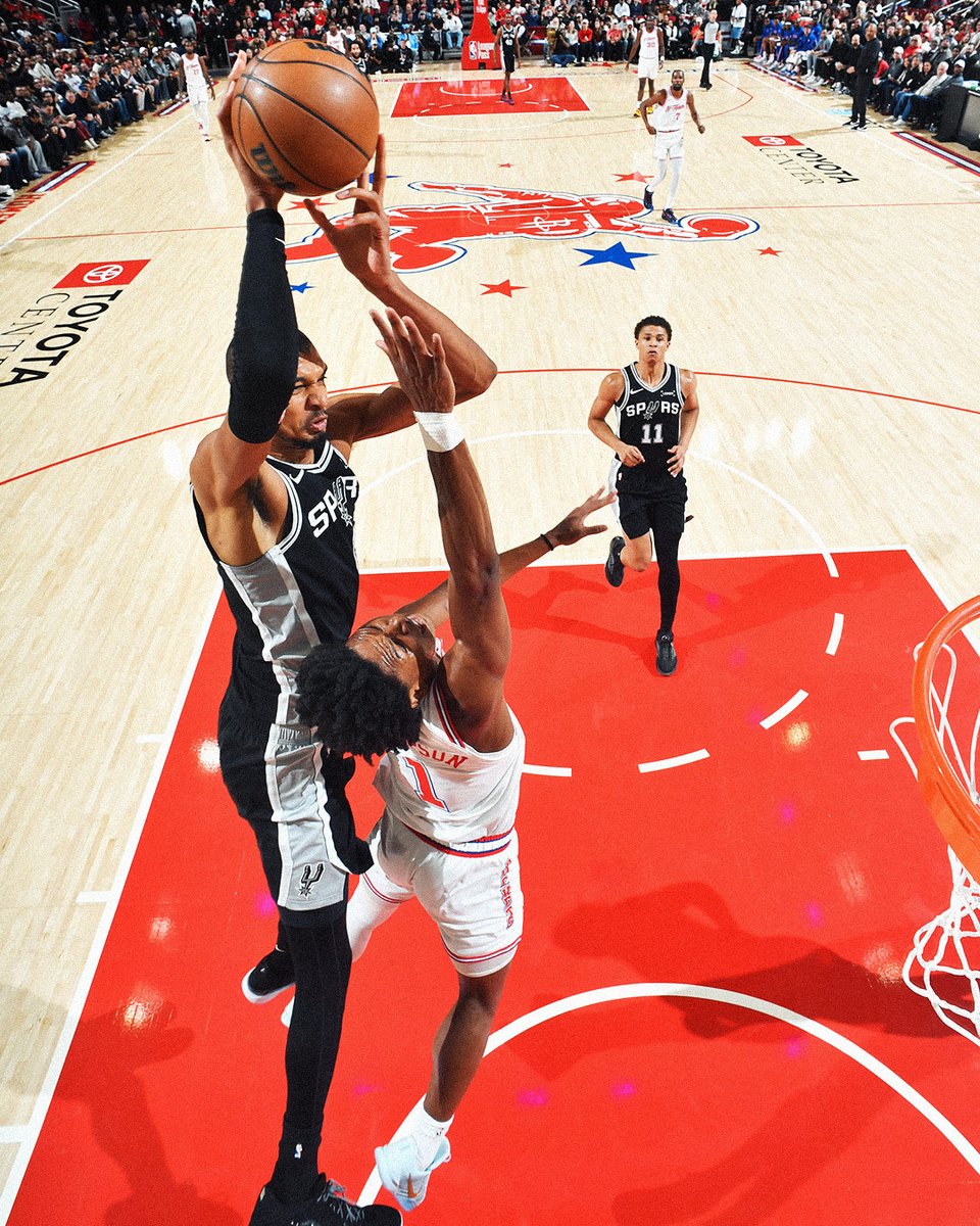 NBA's tweet photo. Tonight was Wemby's 150th career game 👽

To date, he has:

👽 3440 PTS
👽 1631 REB
👽 520 BLK

The only other player to reach those totals through their first 150 career games (since blocks were tracked in 1973-74)?

 San Antonio Spurs legend, David Robinson ⭐️ https://t.co/SZcvhGnvv9