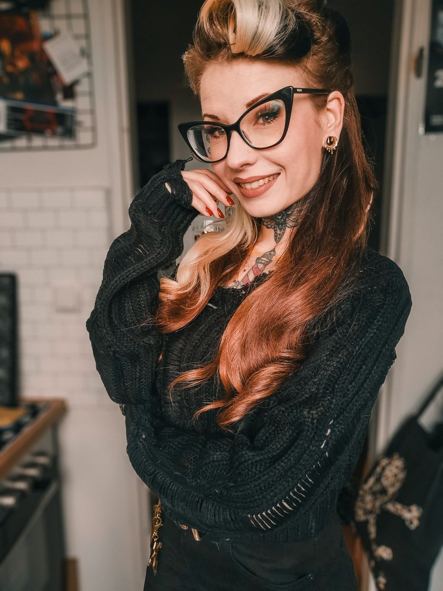 Kittie_Noir13's tweet photo. Guten Morgen, wie ist euer Tag gestartet? Bzw wie war euer Tag?  #pinup #pinuphair #noir #inked #inkedmodel https://t.co/Nfwz9wtl2O