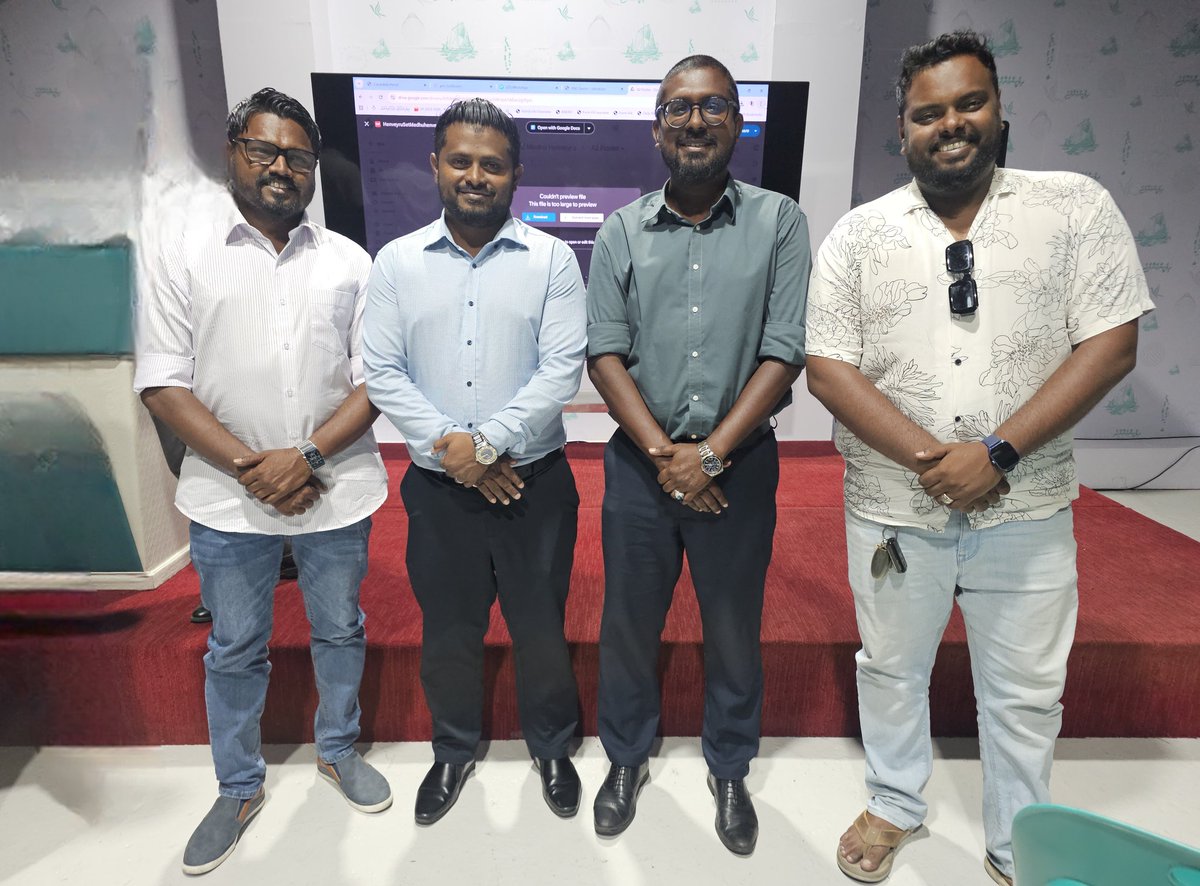 Saeed22Hussain's tweet photo. މާކުރިން އޮތް ގުޅުމަކާ މާބަދަހި އެކުވެރިކަމެއް
ތާކުނެތް ފަދަ ރަހުމަތާ ލޯބިވެސް ފެންނާނެޔޭ 

އެއްހިތުން އެއްބަސް ވެގެން އެއްގޮތަށް އަތް ބަނދެވިގެން
“އެއް ގަލުން ފެހިކާ ހިކާ” އެއްތަނަށް އެއްވާނެޔޭ

މައްޗަންގޮޅި ދެކުނު ، މެދުހެންވޭރު ، މާފަންނު ދެކުނަށް ހޮވަންވީ މިބޭފުޅުން އިންޝާ ﷲ ! 
Riffath Shareef 
Athoof Adil 
Hassan Nizam 

#LCE2026 
#JaleelForMayor 
#CongressPartyMV 
#DhiveheengeRaajje
#Rippe4dhekunu
#Atthu4Medhu
#Zaambe4Maafannu