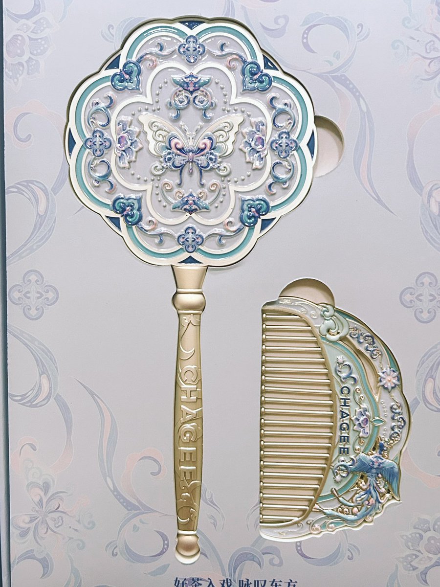TTtopazz's tweet image. got the new CHAGEE collab comb and mirror set🥹
