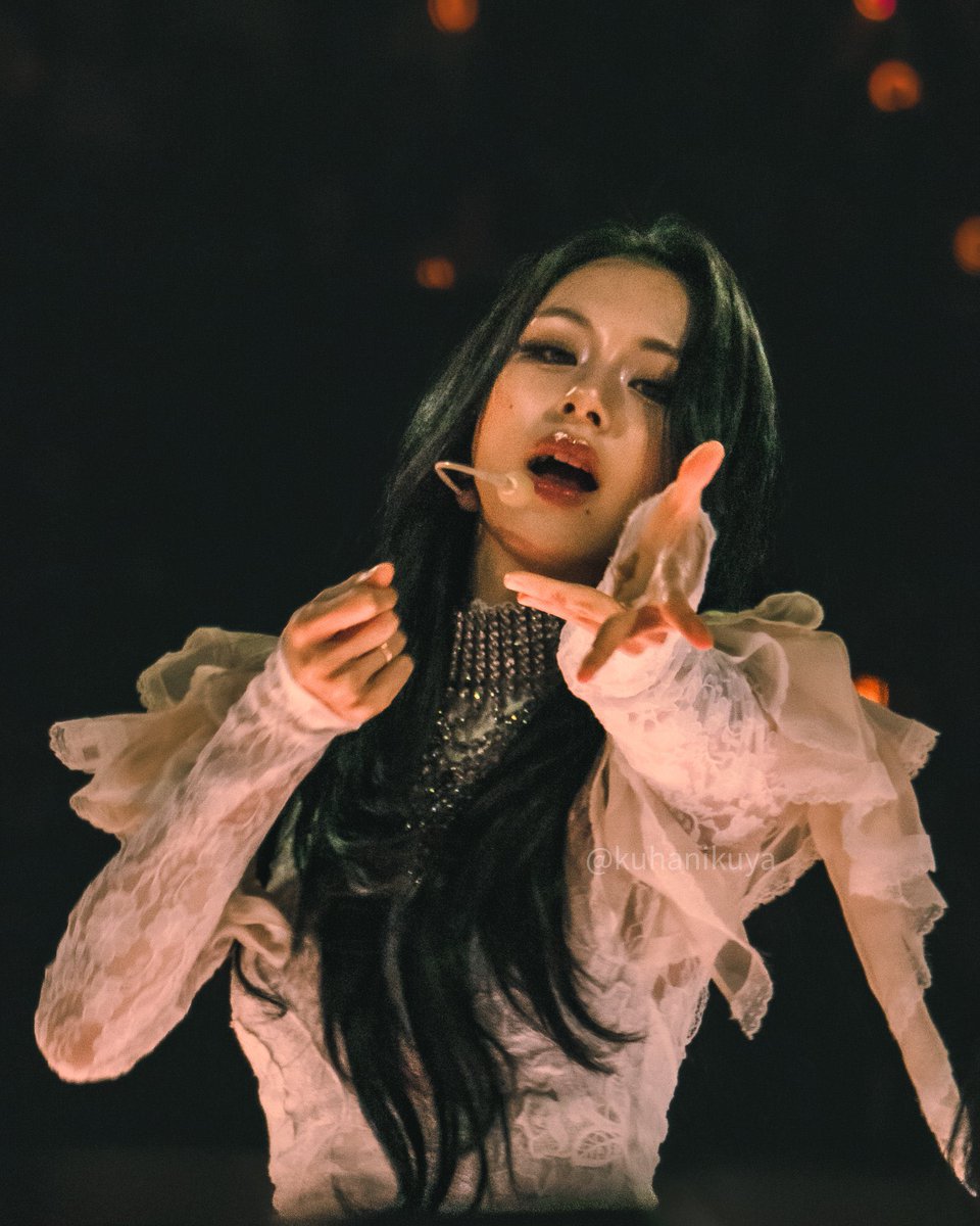 chaeyoungbase's tweet image. THE AURA PLEASE