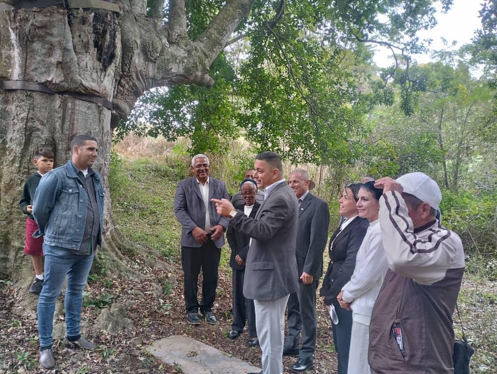 En el 173 Aniversario del Natalicio de José Martí visitamos la Finca Santa Elena en Nueva Paz, lugar en el que #Fidel y parte de la Generación del Centenario se prepararon para el Asalto a los Cuarteles Moncada y Céspedes. El compromiso es claro: #CubaVencerá 
<a href="/DiazCanelB/">Miguel Díaz-Canel Bermúdez</a> 🇨🇺