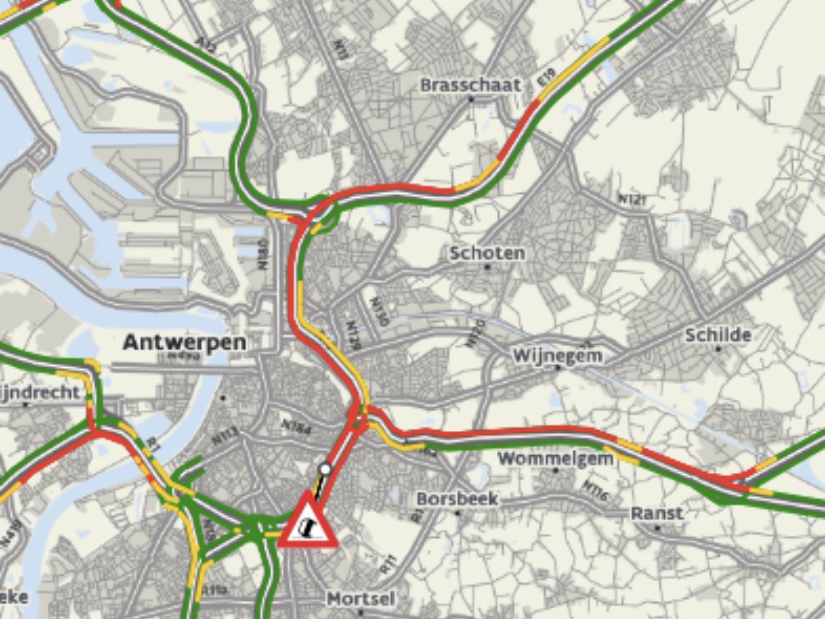 Een botsing van een auto en een vrachtwagen op de Antwerpse ring #R1 richting Gent in Borgerhout levert al forse files op. Daar nu al meer dan een uur aanschuiven vanop de #E19. En ook een dik uur filerijden op de toekomende #E313.