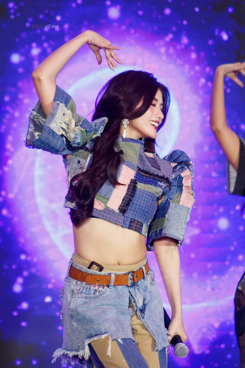 EtherealSnap's tweet image. 260128 KAIA Charice
⌜ Round Festival Presscon ⌟

inlove with this shot and this ferson ❤🍒

KAIA AT ROUND PRESSCON
#KAIA #KAIA_CHARICE 
#ROUNDinPhilippines #ROUNDFestival2026