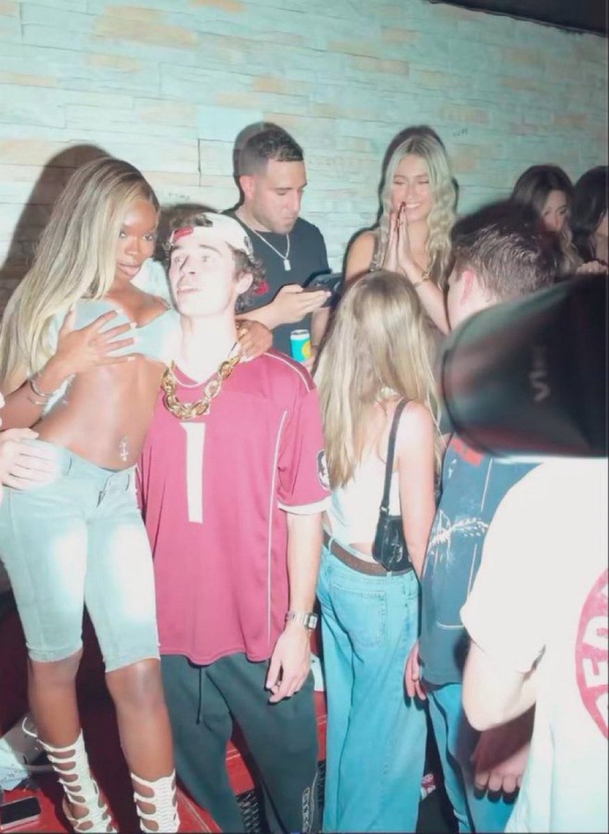 galactamelanin's tweet image. she’s so fab