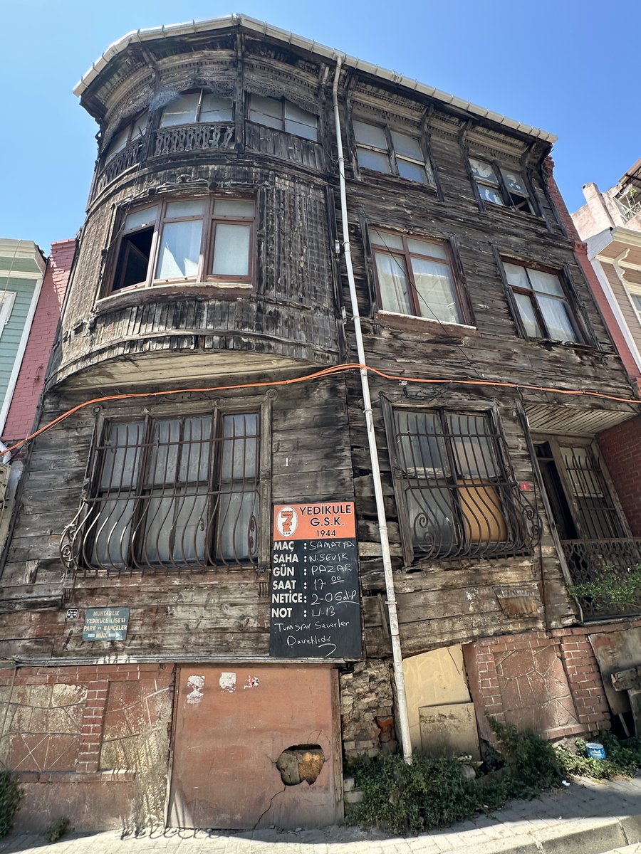 Yedikule'de nev-i şahsına münhasır bir ahşap yapı. Köşeli mimarisi ile korunması ve sonraki nesillere intikal ettirilmesi gereken bir konut.