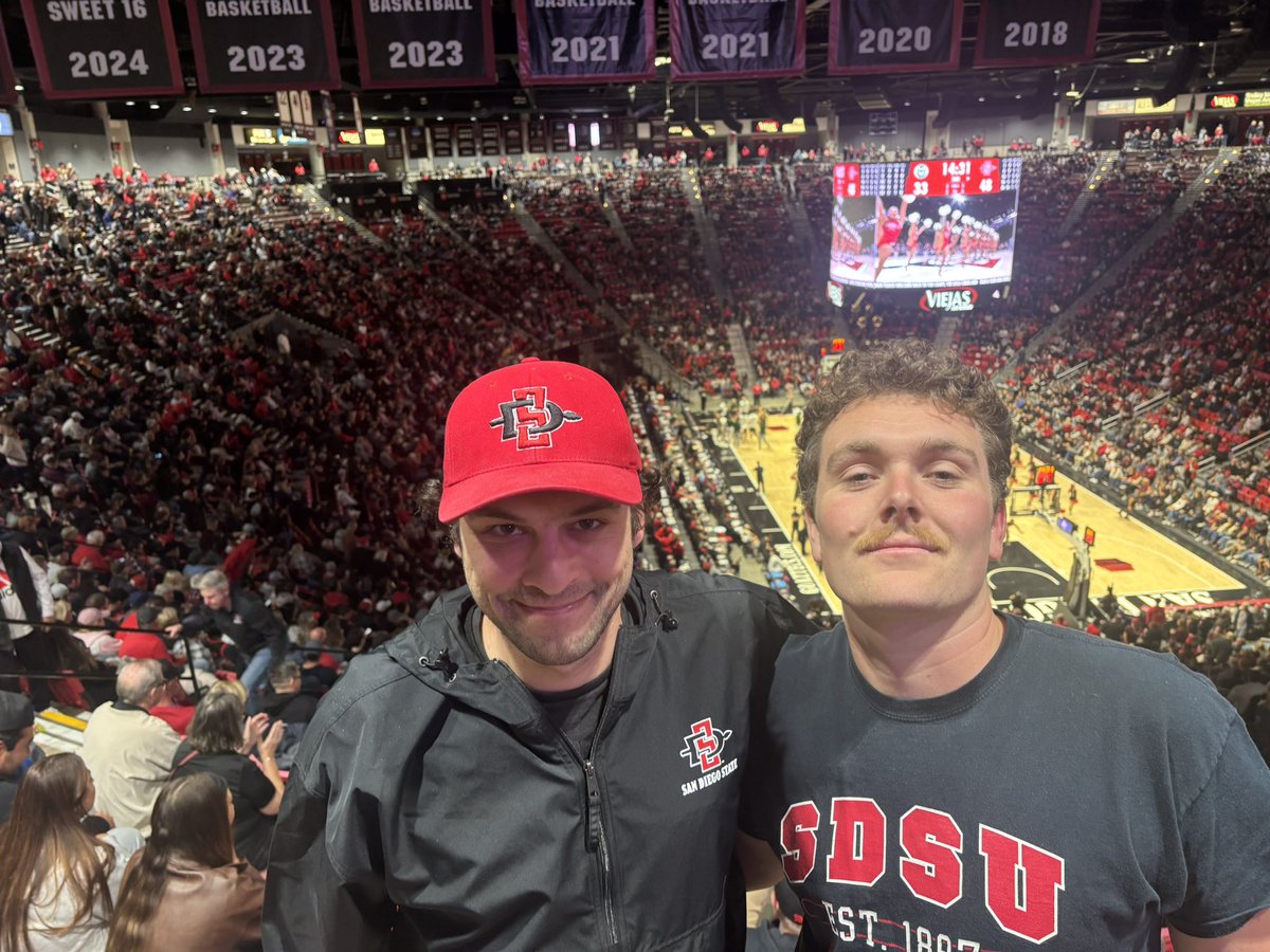 DaveySports98_'s tweet image. Great Aztecs win with an even better dude @tommystone555 #GoAztecs #AztecsForLife