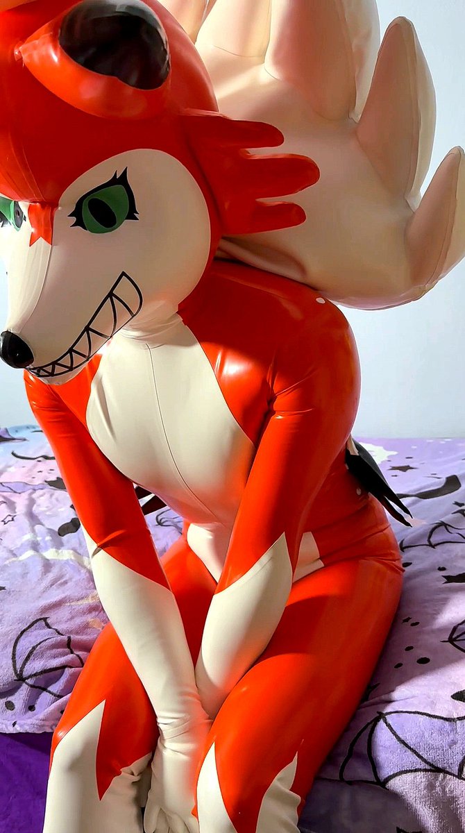 "howdy ! I'm Val !"

A Rubber Dusk Lycanroc (V.1) by LCF 🧡