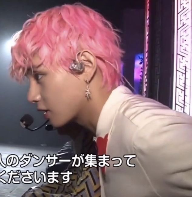 vjoonsuga's tweet image. pink taehyung do you know people (me) were building shrines for you