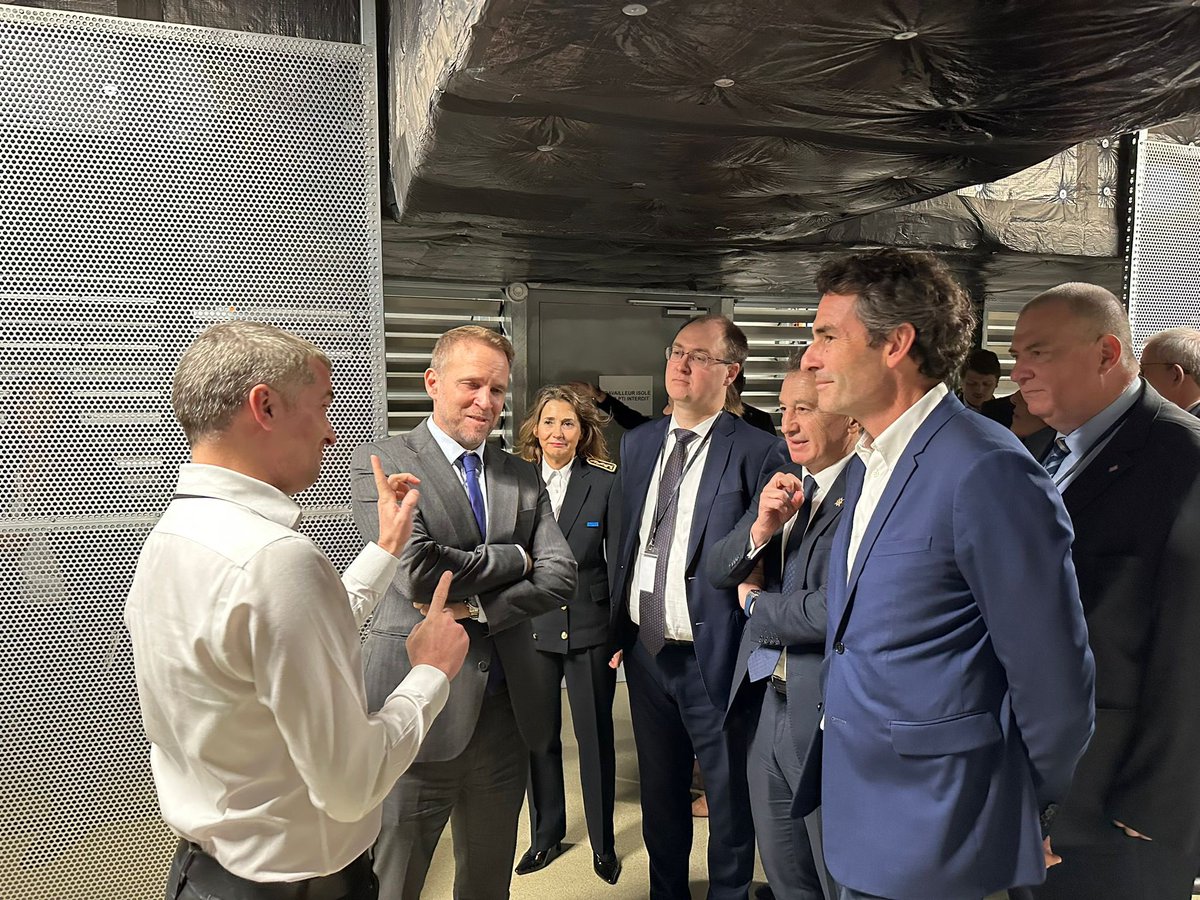 Prefet95's tweet photo. 💾#Entreprise | Marc Ferracci, ministre délégué chargé de l’industrie, à la rencontre de l’entreprise Scaleway à Saint-Ouen-l’Aumône, pour échanger sur le développement de l’intelligence artificielle.

✅Scaleway est une entreprise spécialisée dans le stockage de données. Elle aide les développeurs et les entreprises à créer, déployer et développer des applications sur tout type d’infrastructure. 

Au programme : 
➡️ Visite de l’atelier, de la salle des machines et présentation du système de climatisation 
➡️ Présentation de l’IA vocal « Moshi » 
➡️ Échange avec un client sur son expérience d’utilisateur