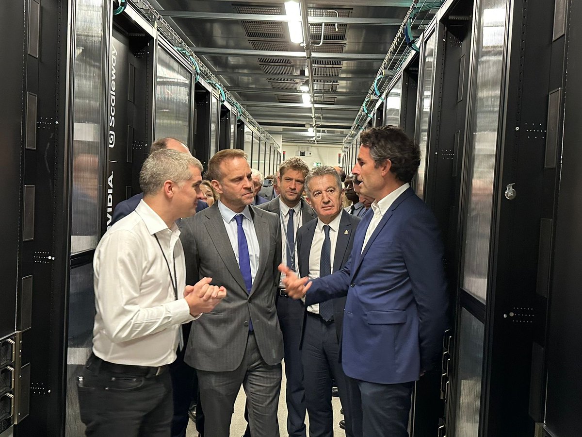 Prefet95's tweet photo. 💾#Entreprise | Marc Ferracci, ministre délégué chargé de l’industrie, à la rencontre de l’entreprise Scaleway à Saint-Ouen-l’Aumône, pour échanger sur le développement de l’intelligence artificielle.

✅Scaleway est une entreprise spécialisée dans le stockage de données. Elle aide les développeurs et les entreprises à créer, déployer et développer des applications sur tout type d’infrastructure. 

Au programme : 
➡️ Visite de l’atelier, de la salle des machines et présentation du système de climatisation 
➡️ Présentation de l’IA vocal « Moshi » 
➡️ Échange avec un client sur son expérience d’utilisateur